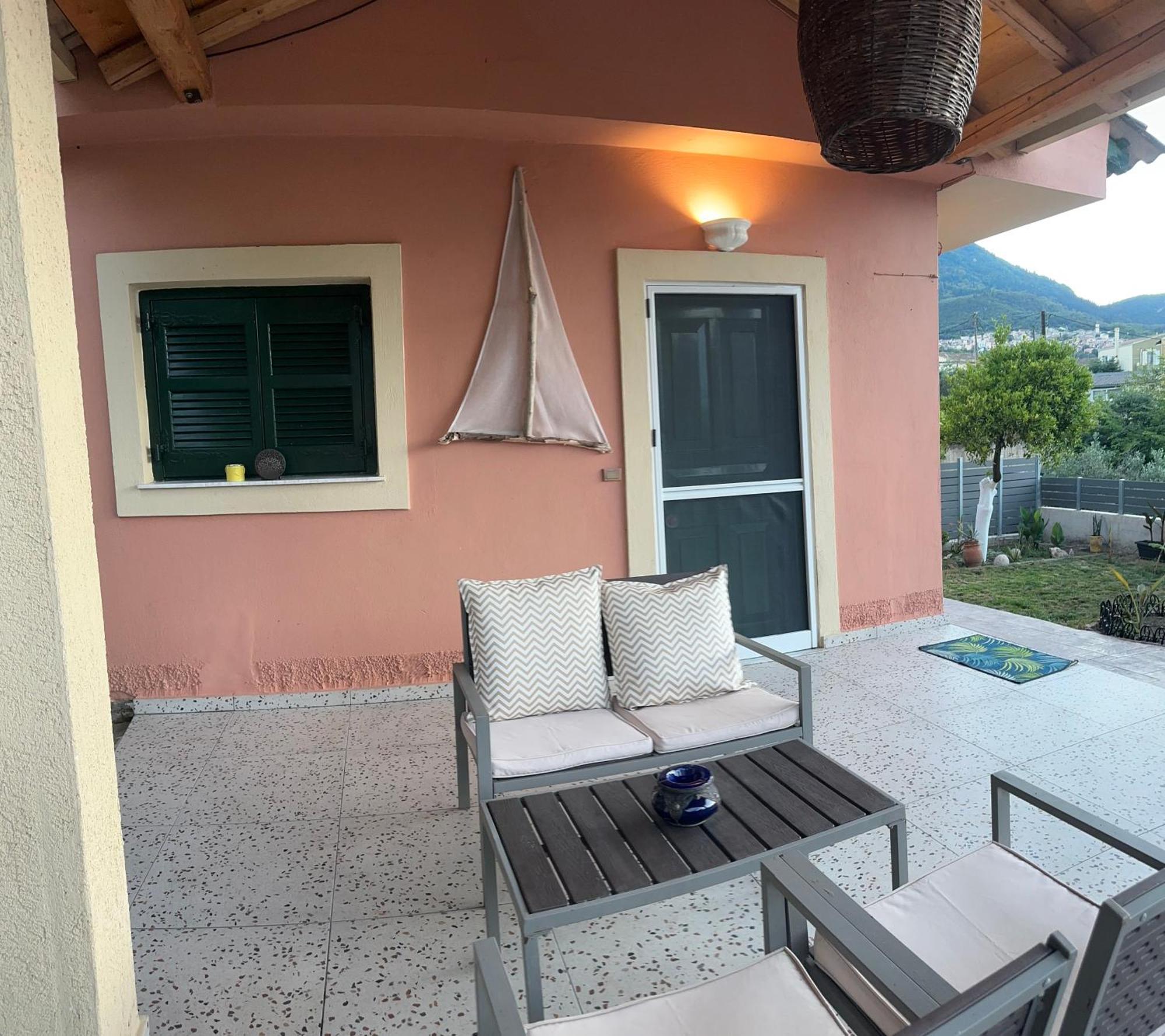 Nikos' Home Gastouri  Luaran gambar